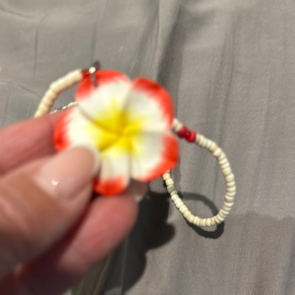Hawaiis famous clam shell Elegant Floral Necklace with Red and Yellow Accents - Picture 2 of 7
